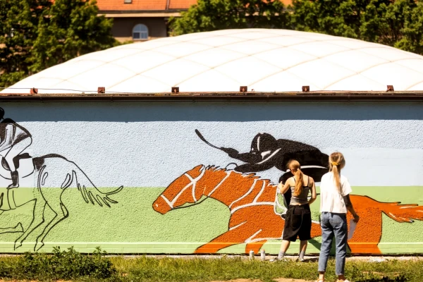 Na Tyršově nábřeží vzniká unikátní velkoformátová streetartová sportovní malba