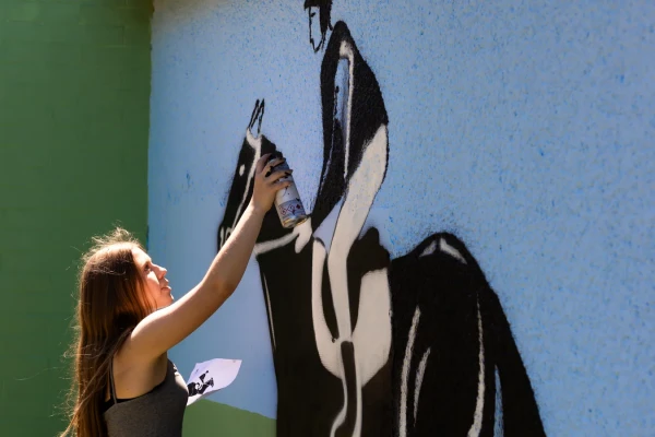 Na Tyršově nábřeží vzniká unikátní velkoformátová streetartová sportovní malba