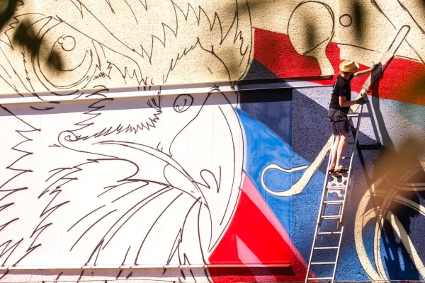 Na Tyršově nábřeží vzniká unikátní velkoformátová streetartová sportovní malba