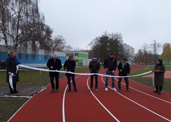 Děti ze ZŠ npor. Eliáše si mohou užívat kompletně opravené venkovní sportoviště