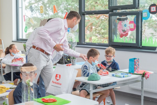 Děti se v nové přístavbě svítkovské ZŠ rozloučily se školním rokem