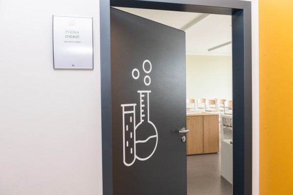 Děti se v nové přístavbě svítkovské ZŠ rozloučily se školním rokem