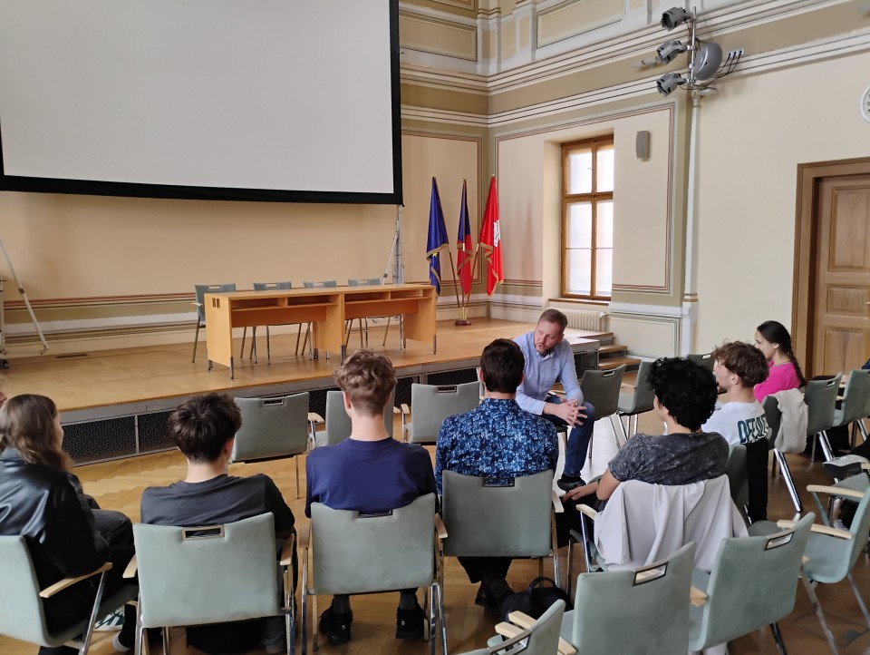Jak vidí dopravu mladí? Studentský parlament debatoval s náměstkem