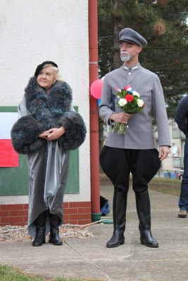 Paní ředitelka s "tatíčkem" Masarykem (starosta obvodu Pardubice 5, pan Jiří Rejda, DiS.)