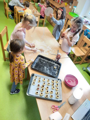 Pečení je součástí vzdělávání. Děti se učí pracovním návykům, počítání a měření.