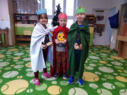 S dětmi během roku slavíme tradice, povídáme si a hrajeme příběhy vztahující se ke svátkům a oslavám.