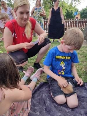 Zahradní slavnost s minizoo přivítala v Hostovicích letní prázdniny