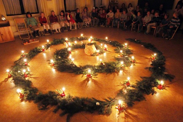 Roční slavnosti- Adventní spirála- Cesta ke světlu