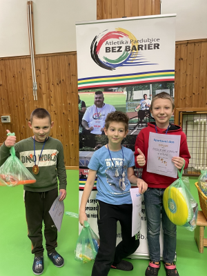 V pátek 14. března 2025 se na naší škole konal sportovní den, který přinesl spoustu pohybu, soutěživosti a radosti. Žáci poměřili své síly ve čtyřech disciplínách – člunkovém běhu, hodu plným míčem, hodu na cíl a trojskoku. Celá akce proběhla v příjemné atmosféře a děti předvedly skvělé výkony. Nadšení a bojovnost byla vidět na každém kroku. Velké poděkování patří našemu sponzorovi Atletika Bez Bariér, který akci podpořil.