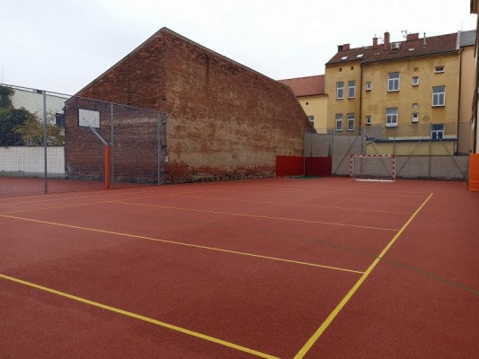 Hřiště u ZŠ Štefánikova se proměnilo v moderní sportoviště