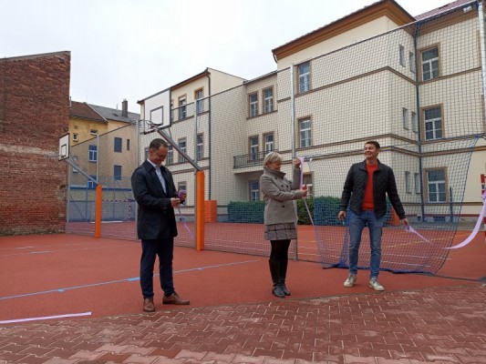 Hřiště u ZŠ Štefánikova se proměnilo v moderní sportoviště