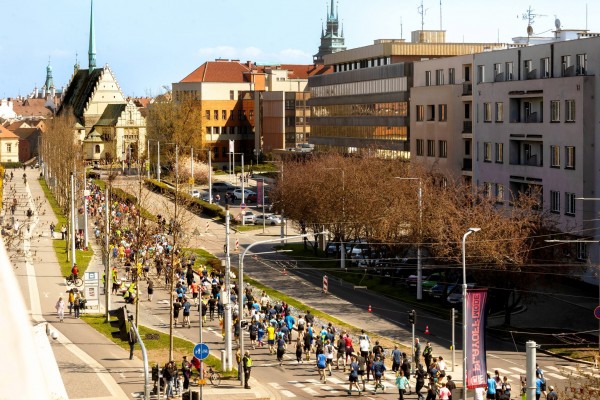 Školy v pohybu: rekordní účast dětí na vinařském půlmaratonu v Pardubicích