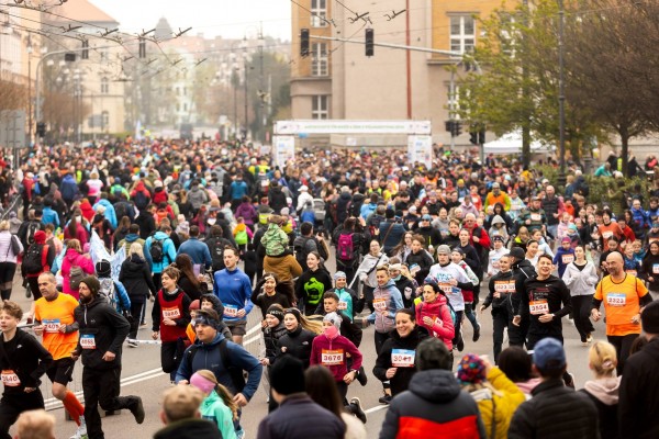 Školy v pohybu: rekordní účast dětí na vinařském půlmaratonu v Pardubicích