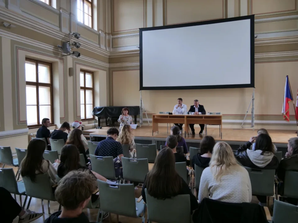 Děti a studenti debatovali s vedením města. Zajímaly je investice i doprava budoucnosti