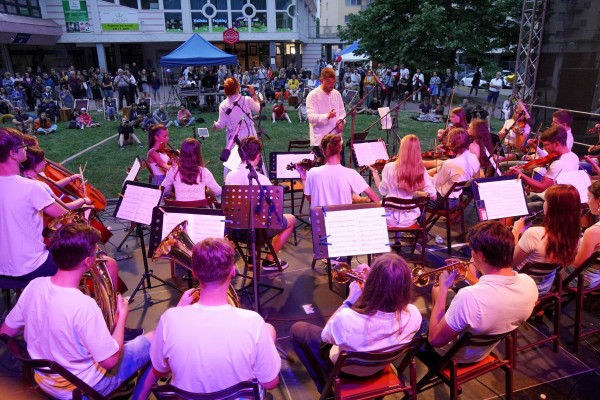 POCO Orchestra na open air akci před školou