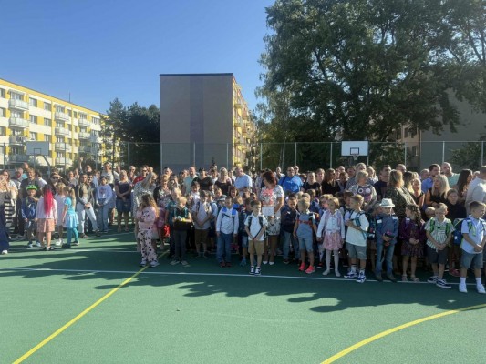 ZŠ Prodloužená v Polabinách přivítala nový školní rok otevřením moderního sportovního hřiště